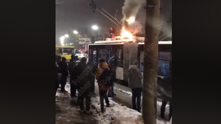 В столице посреди дороги загорелся троллейбус (видео)