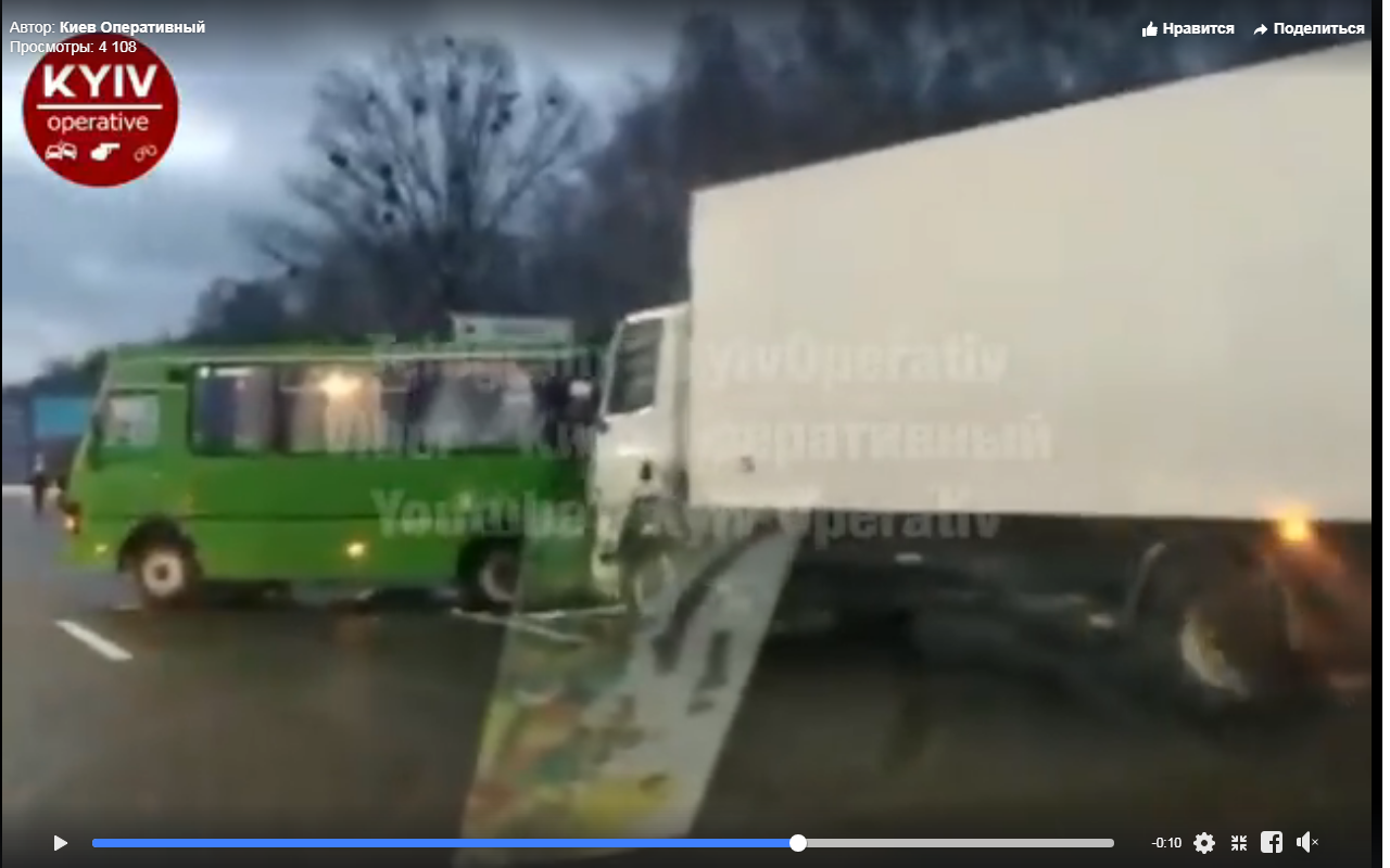 Под Киевом в ДТП пострадала маршрутка с пассажирами (видео)