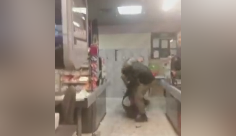 В столичном супермаркете охранники избили покупателей прямо у кассы (видео)