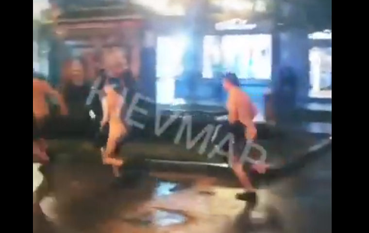 По Крещатику пробежали голые  мужчины (видео)