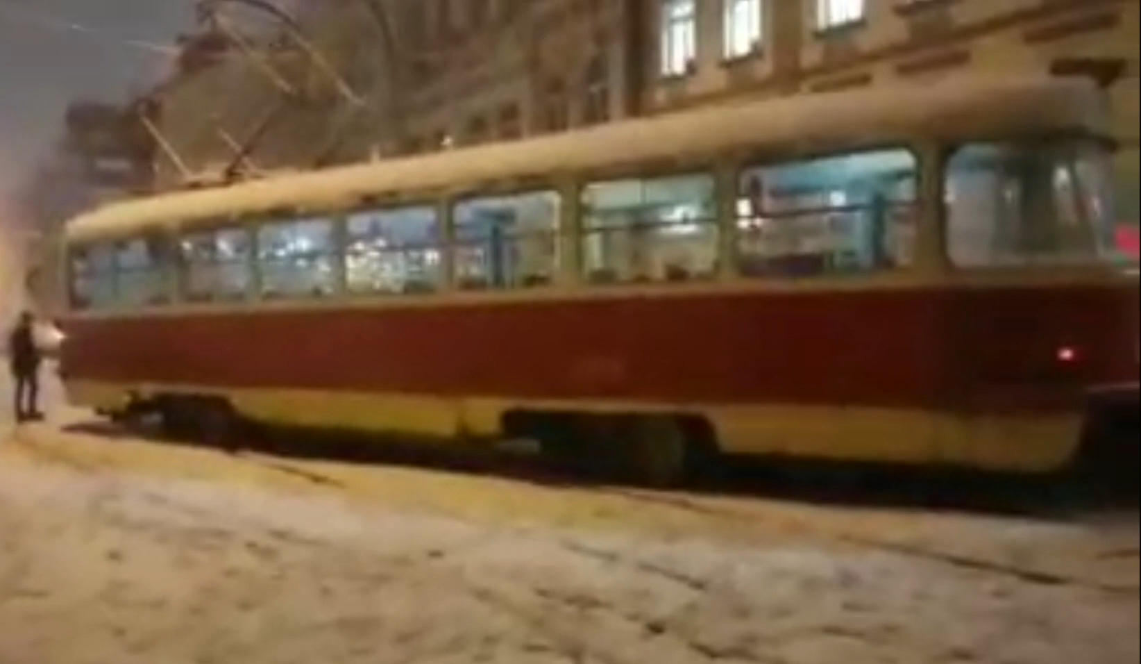 Снегопад в Киеве: на Подоле сошел с рельсов трамвай
