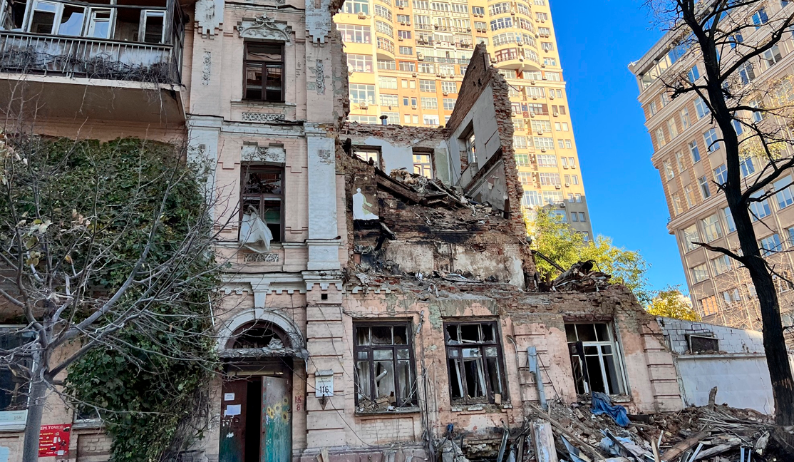 Будинок на вулиці Жилянській після влучання дрона