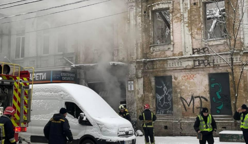 На Подолі загорівся історичний будинок на Ярославській: фото