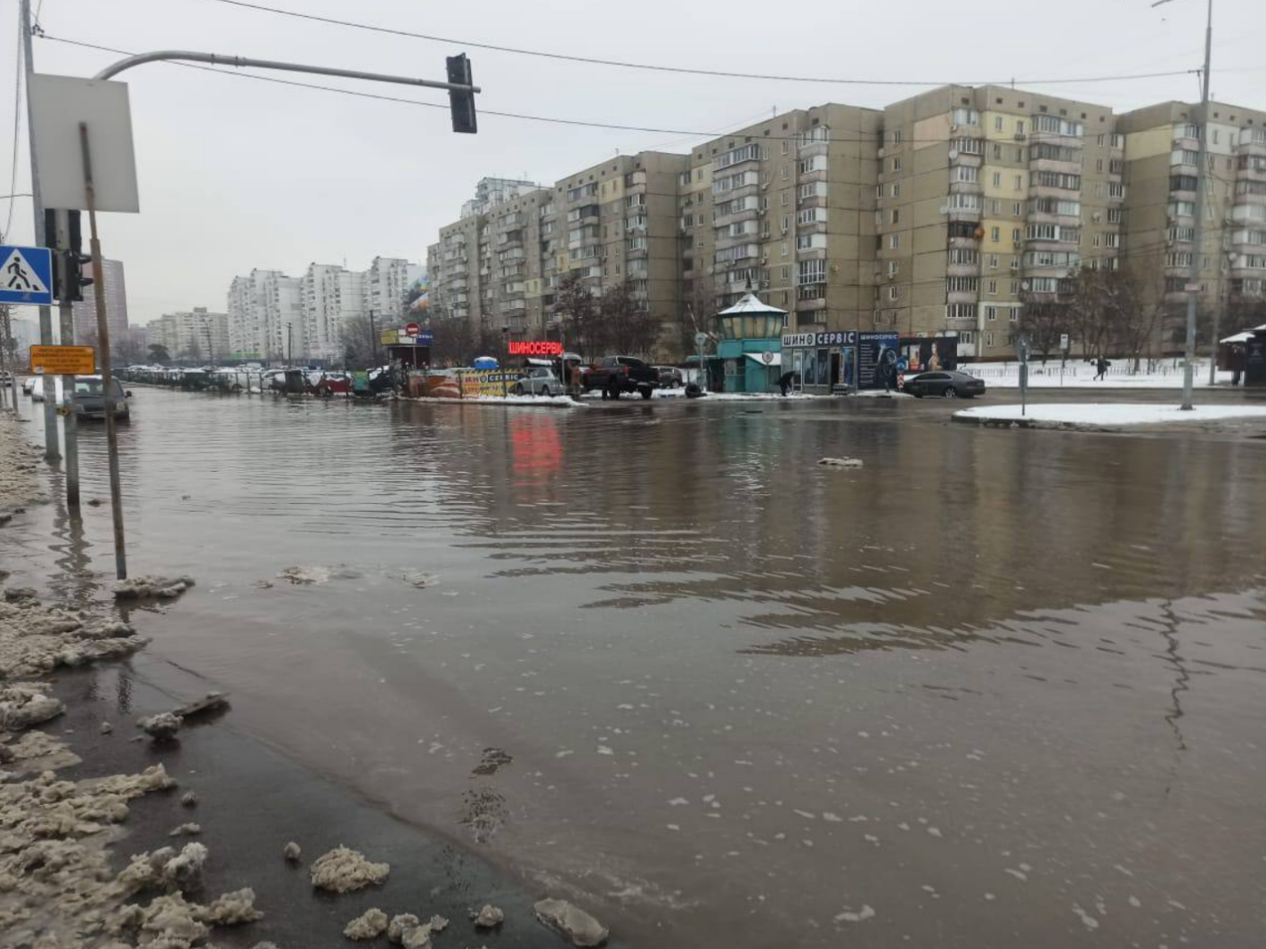 На Позняках впав будівельний кран: на вулиці Ревуцького потоп