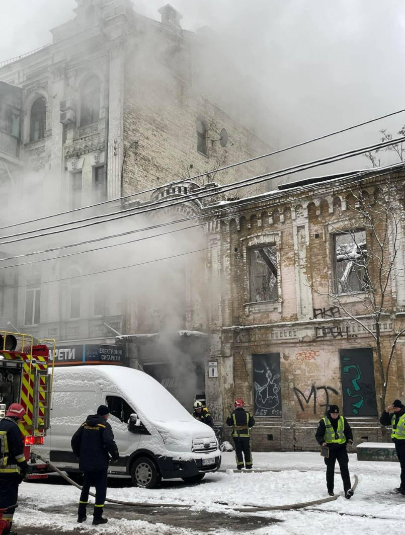 Пожежа на Подолі: горить історичний будинок на Ярославській