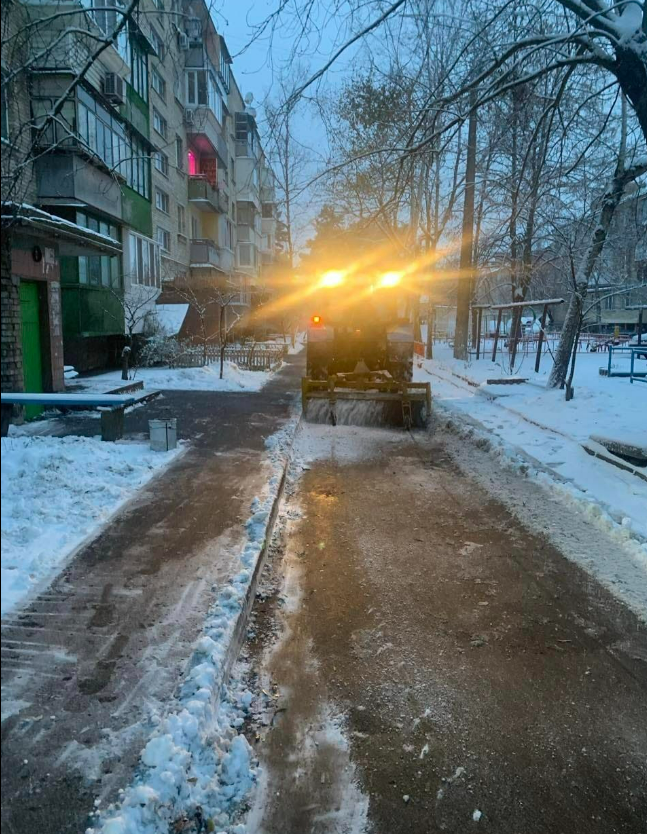 Снігопад у Києві: на столичні дороги вивели понад 300 одиниць спецтехніки