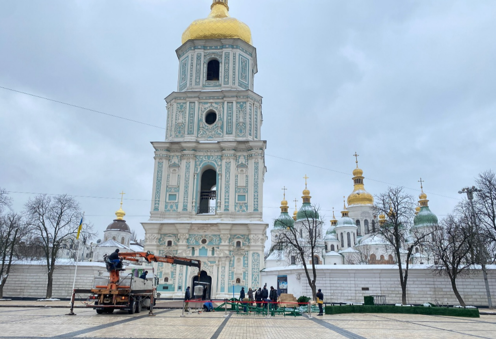 На Софіївській площі у Києві монтують ялинку