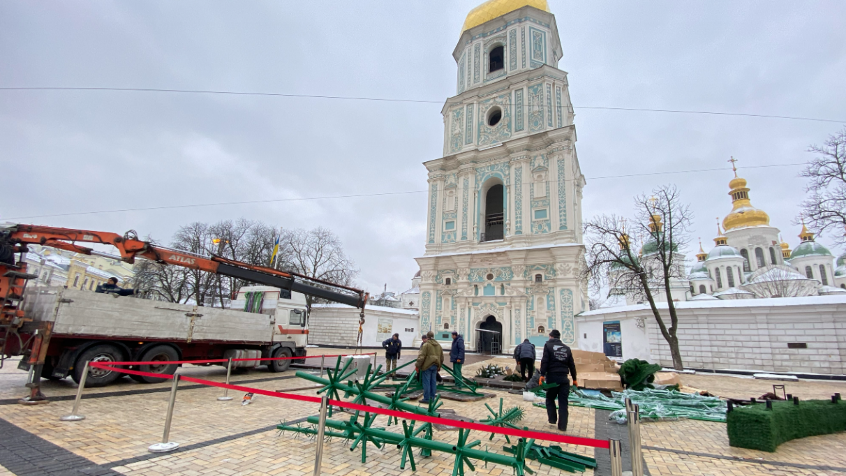 На Софіївській площі монтують ялинку