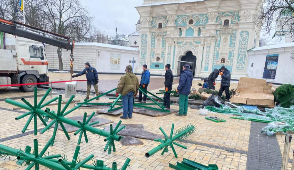 Сьогодні у Києві на Софіївській площі почали встановлювати головну ялинку