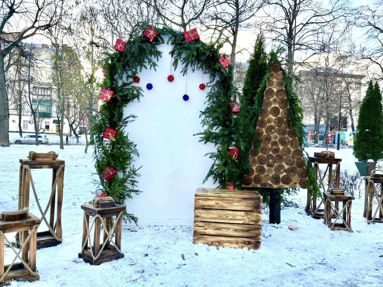 У Подільському районі встановили новорічні фотозони