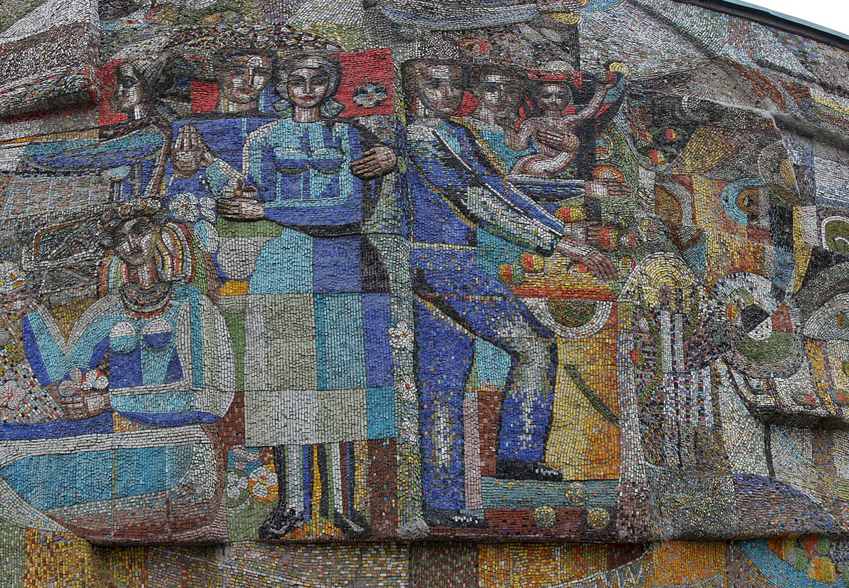 Мозаїчне панно "Квітучі сади" ("Україна молода") на фасаді будівлі на Дарницькому бульвар