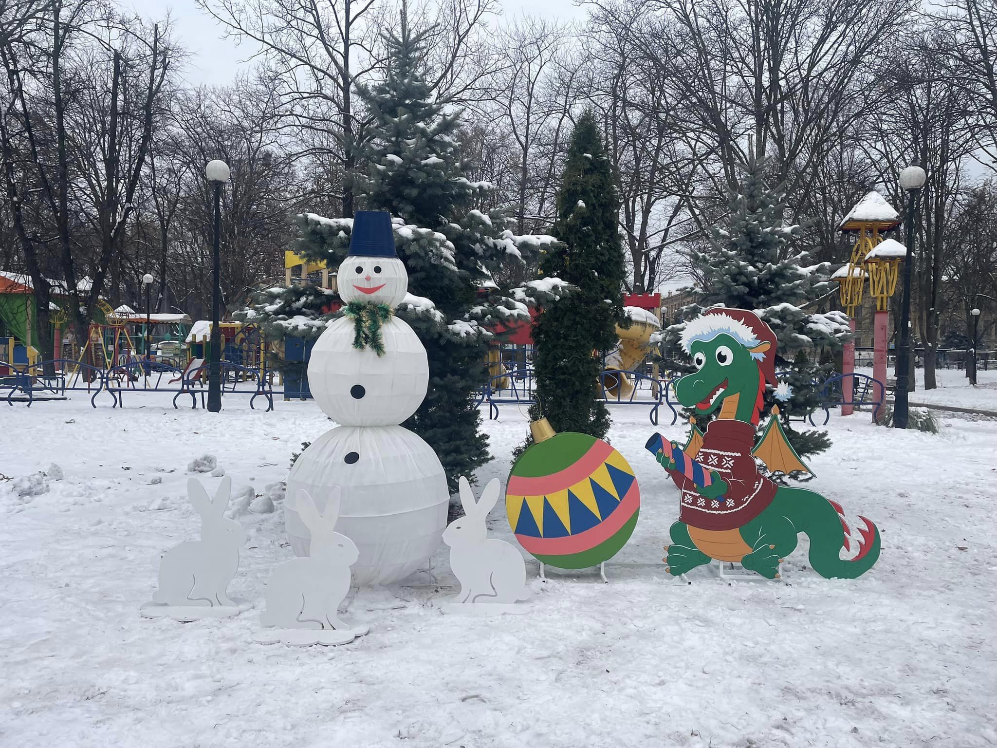 Парки у Солом’янському районі прикрасили новорічними декораціями