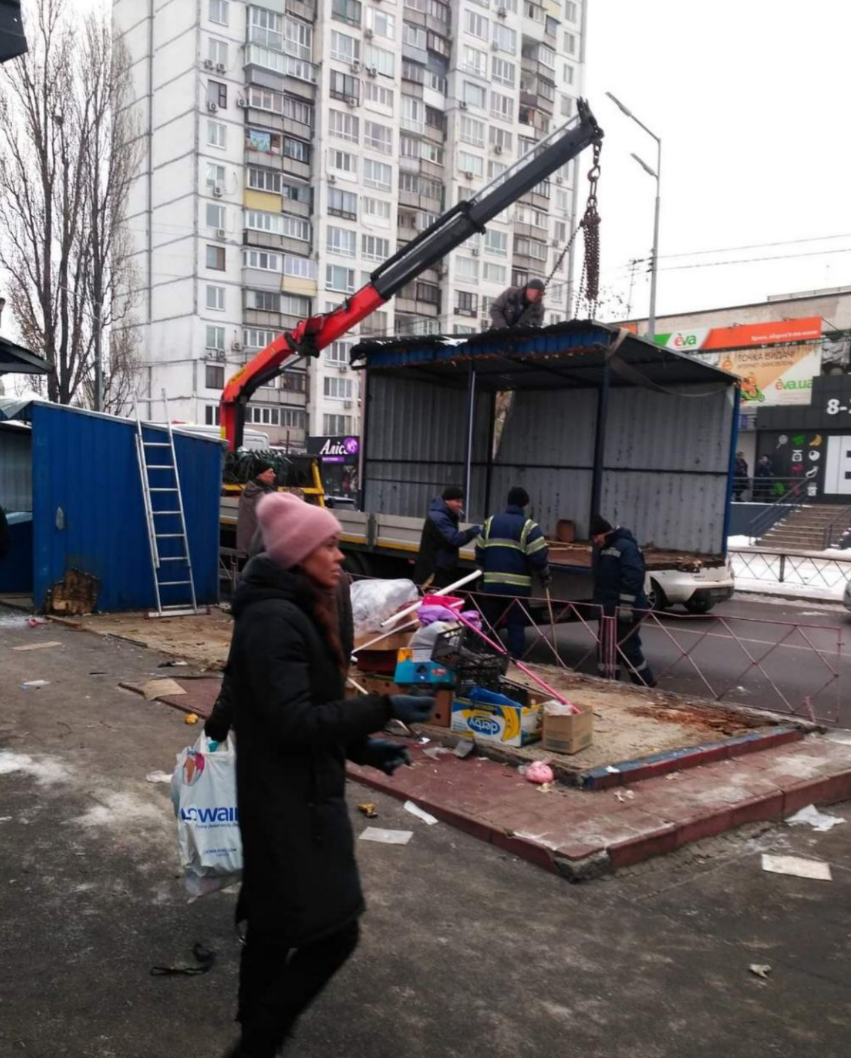 У Києві на ринку Березняки прибрали МАФи та кіоски