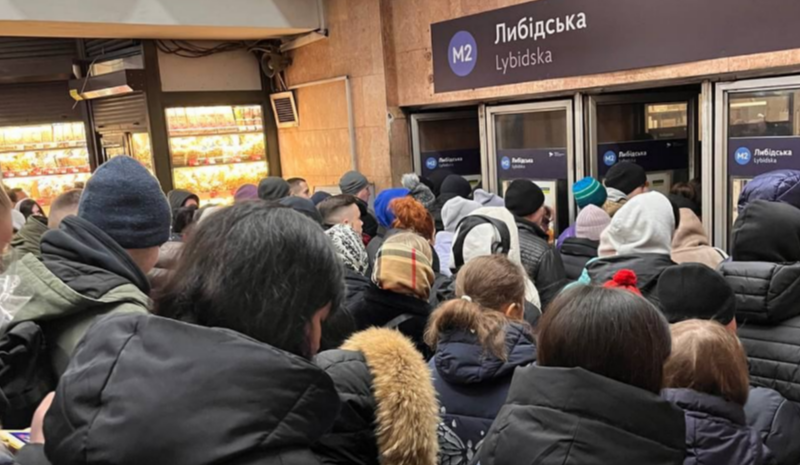Наслідки закриття метро: біля Либідської утворились величезні черги