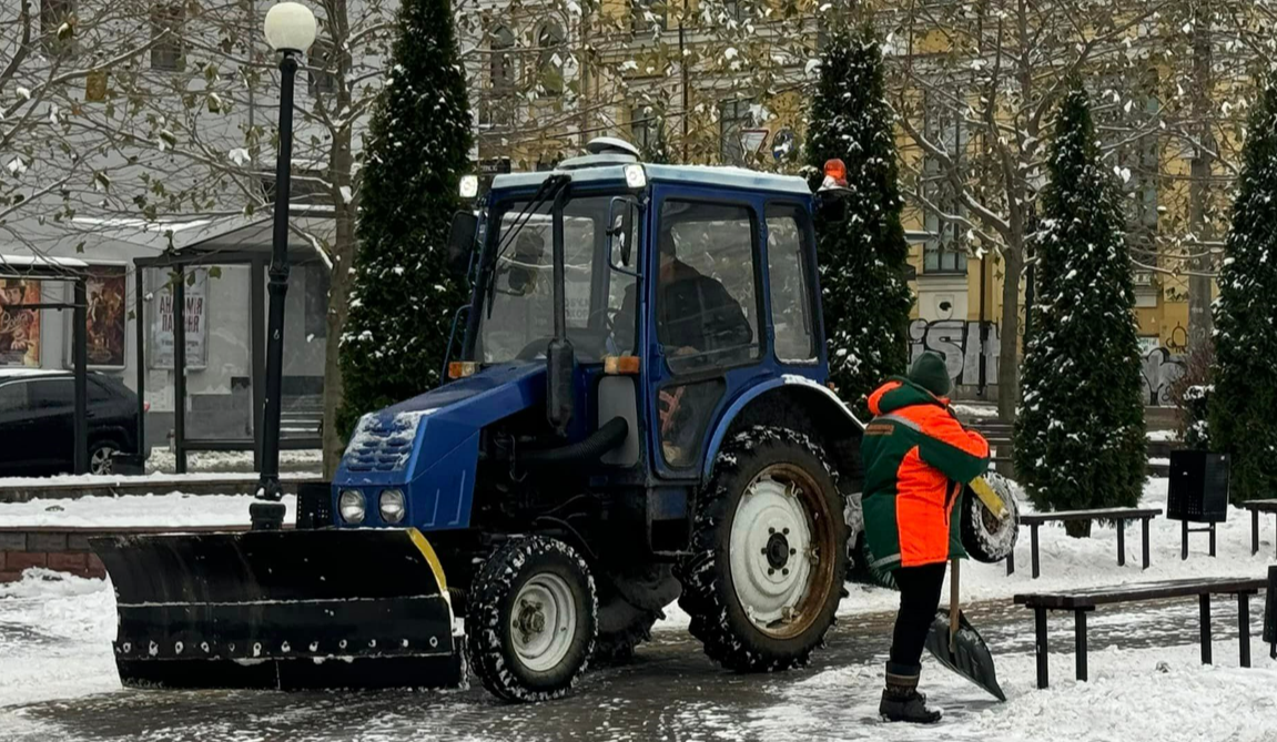 У Києві триває протиожеледна обробка вулиць: задіяно 235 одиниць спецтехніки