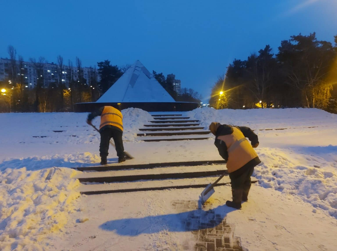 У Києві триває протиожеледна обробка вулиць: задіяно 235 одиниць спецтехніки