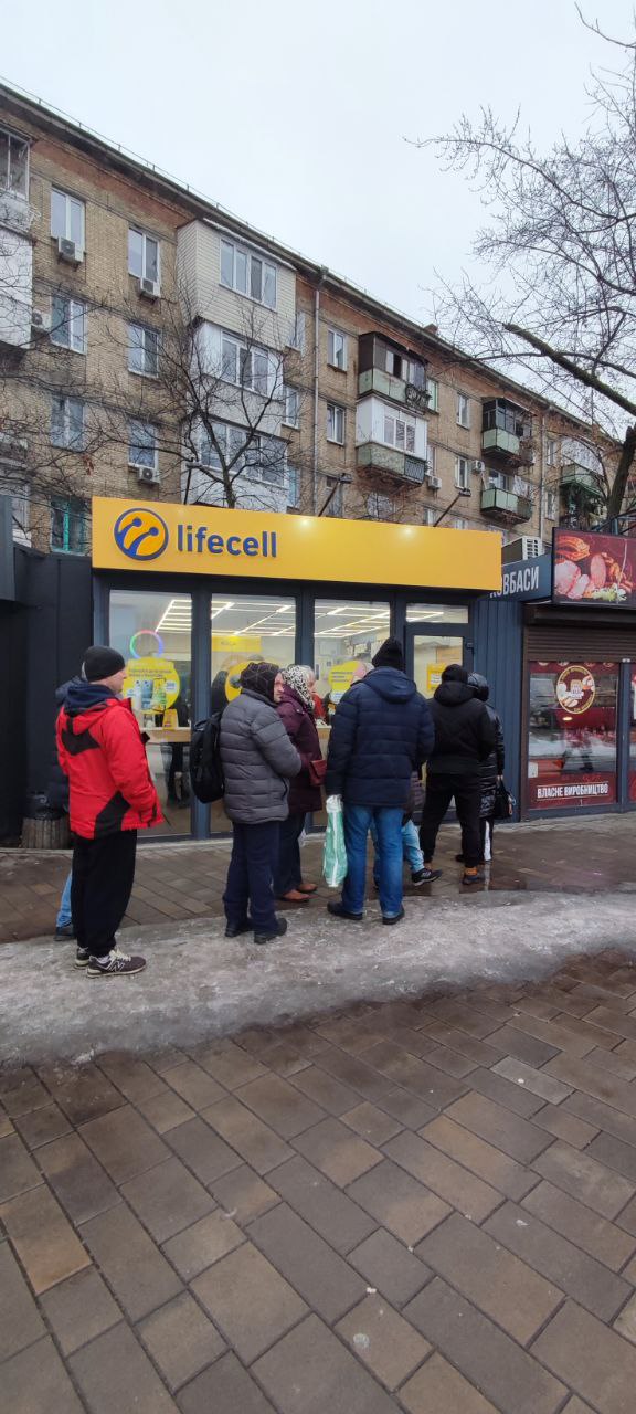 Біля точок обслуговування операторів lifecell та Vodafone спостерігаються величезні черги