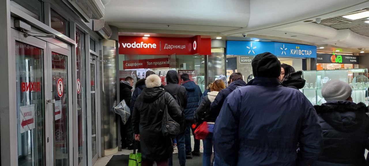 Біля точок обслуговування операторів lifecell та Vodafone спостерігаються величезні черги