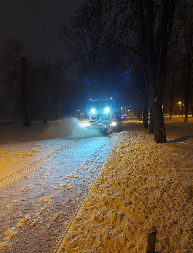 Київ засипало снігом: комунальники працюють у посиленому режимі