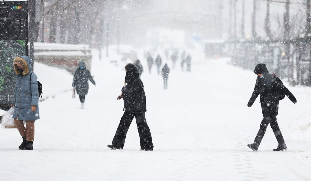 Київ засипало снігом: комунальники працюють у посиленому режимі