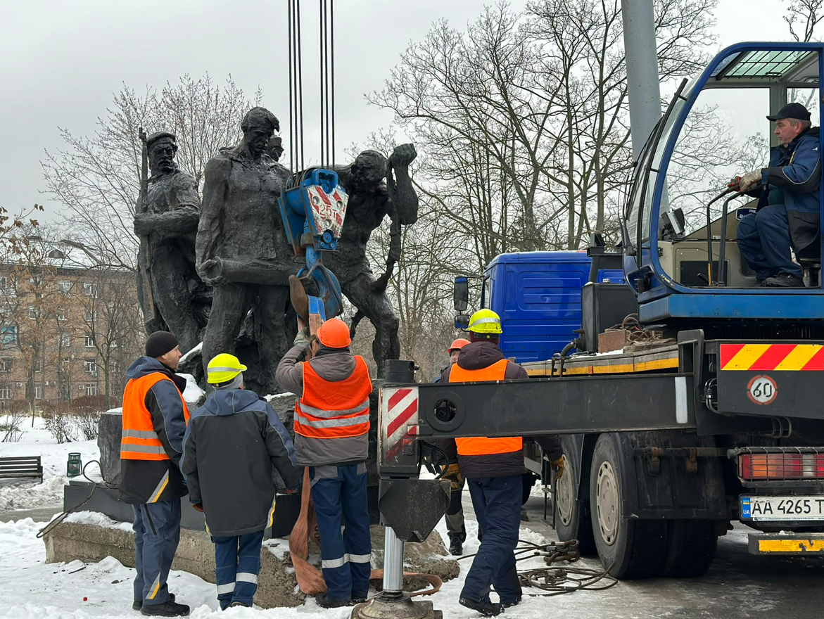 У Києві демонтували радянський пам'ятник "Таращанець": фото