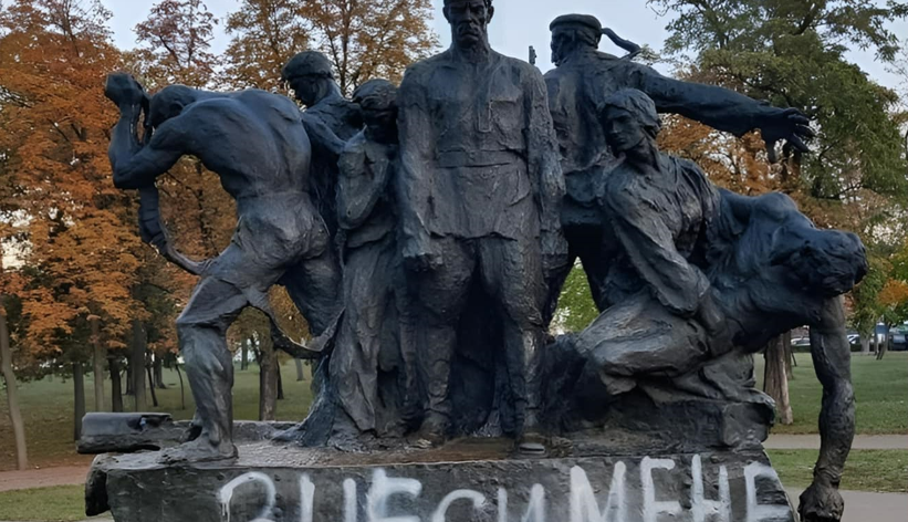 На Дарниці демонтували радянський пам'ятник "Таращанець": фото