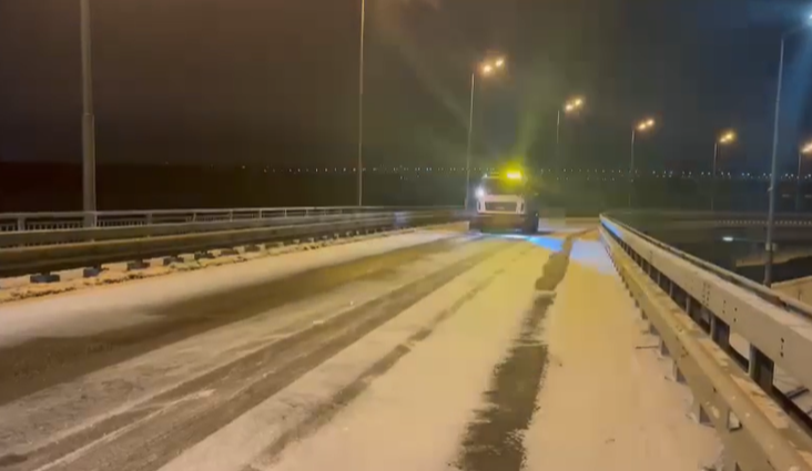 Ожеледиця та сніг на дорогах Києва