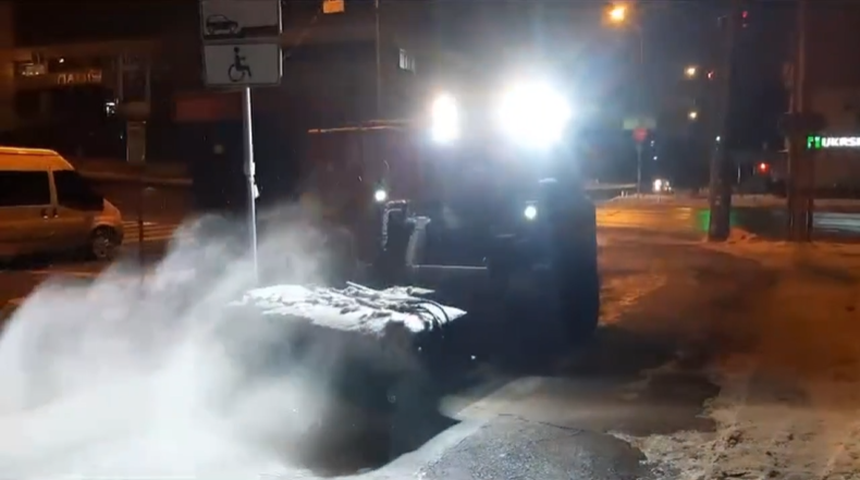 Спецтехіка чистить дороги столиці від снігу