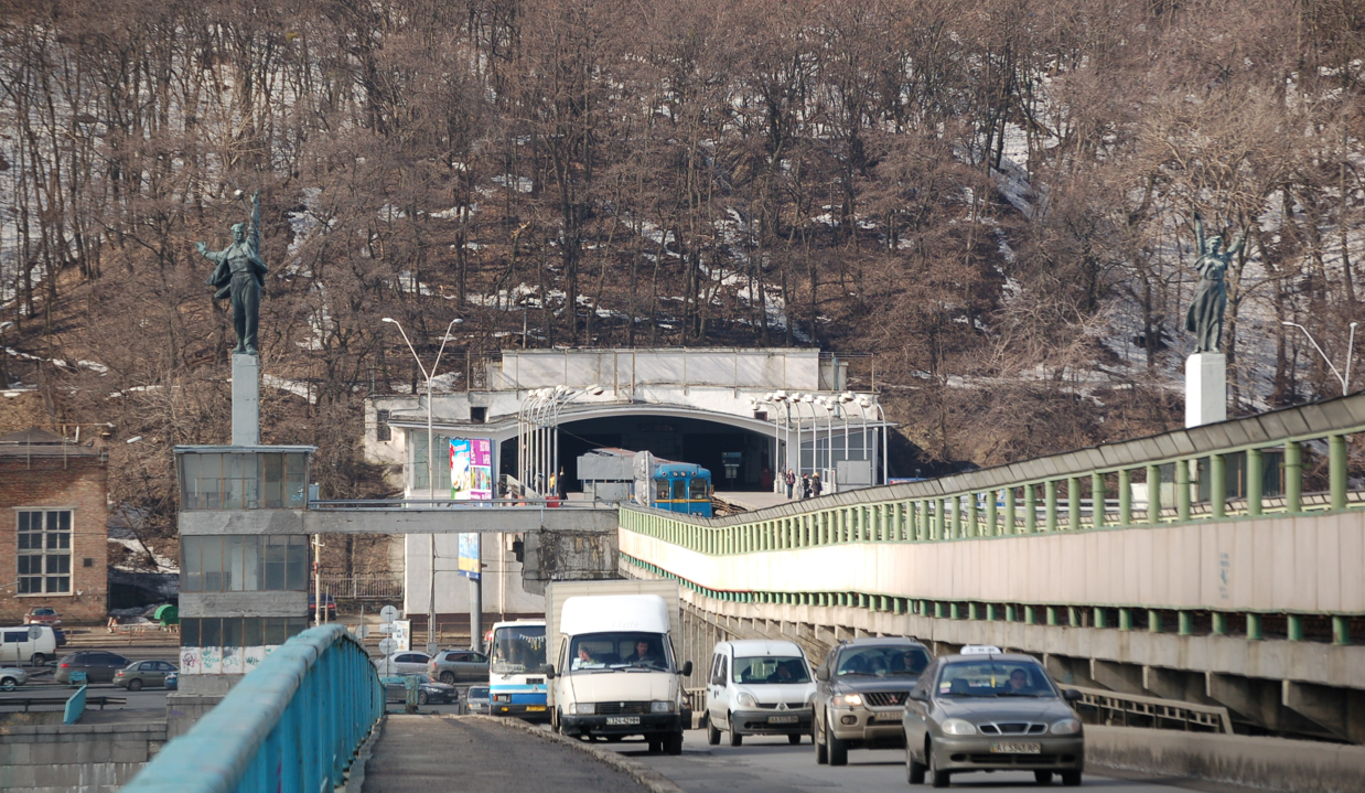 Міст Метро у Києві потребує ремонту: чи закриють червону гілку