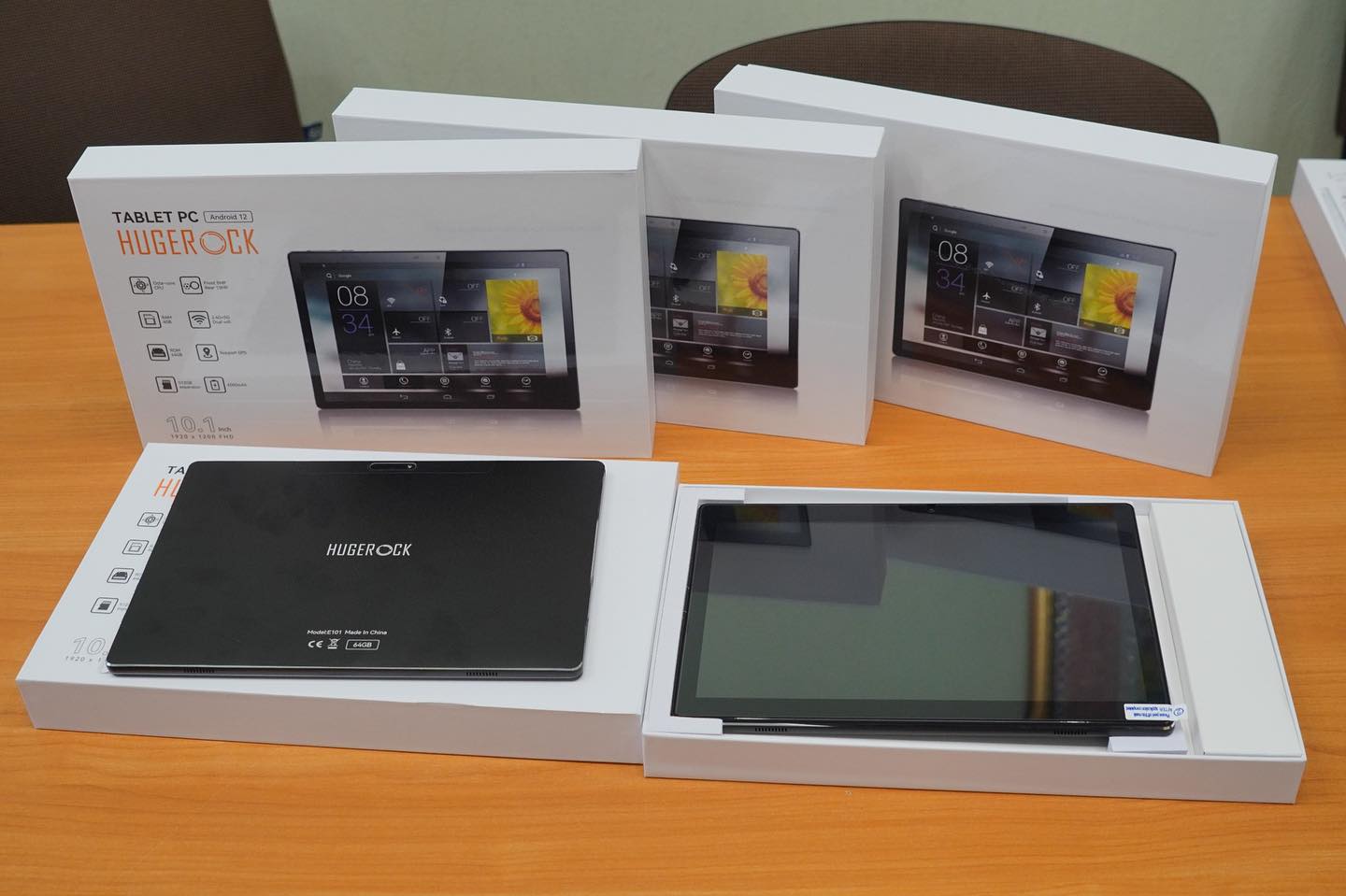 Навчальні заклади Бучанської громади отримали 150 планшетів від міста-побратима Бергіш Гладбах