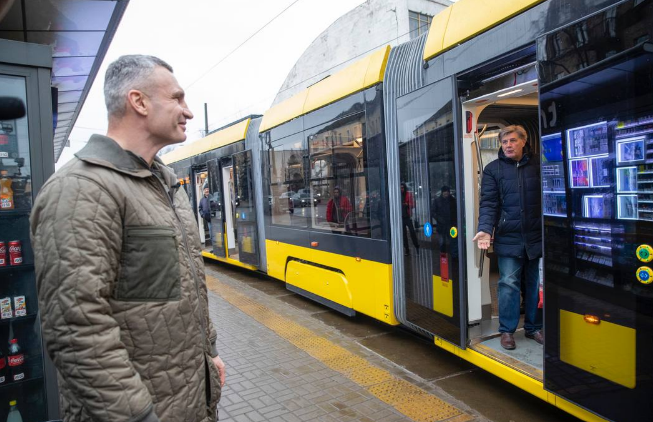На лівому березі Києва запустили нові трисекційні трамваї: фото