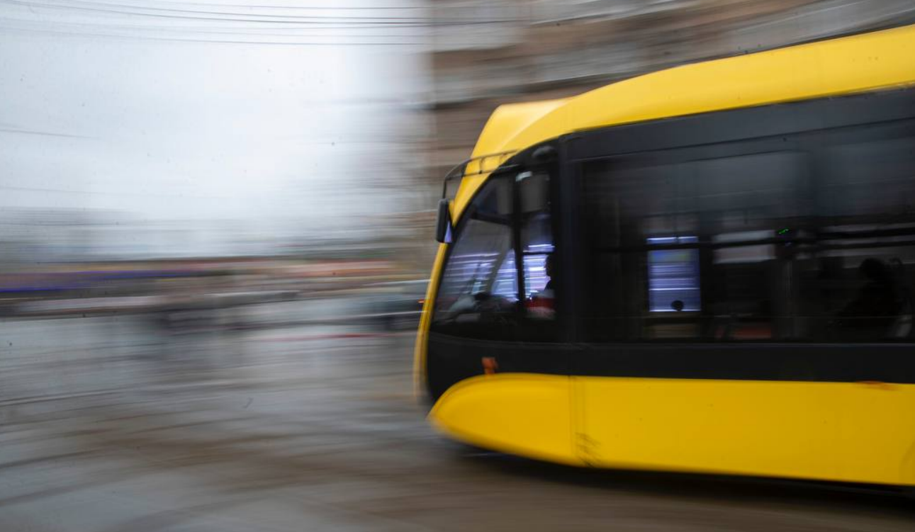 На лівому березі Києва запустили нові трисекційні трамваї: маршрут