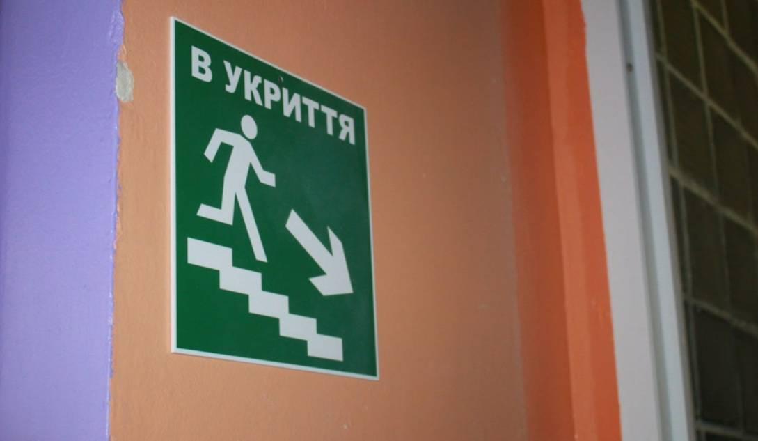 У Києві в укритті школи обвалилася стеля під час тривоги: відео