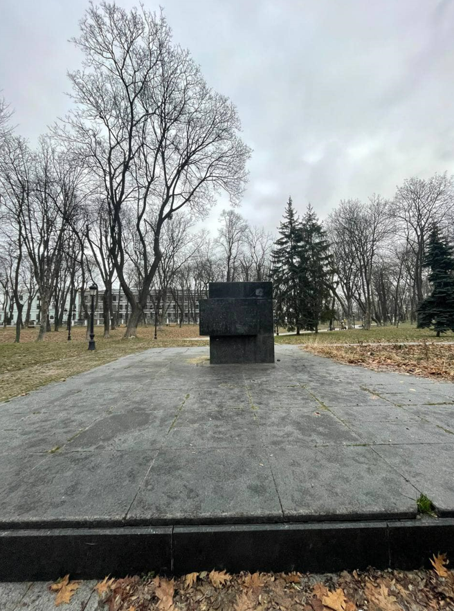 У Києві в Маріїнському парку знесли пам'ятник учасникам Січневого збройного повстання 1918 року