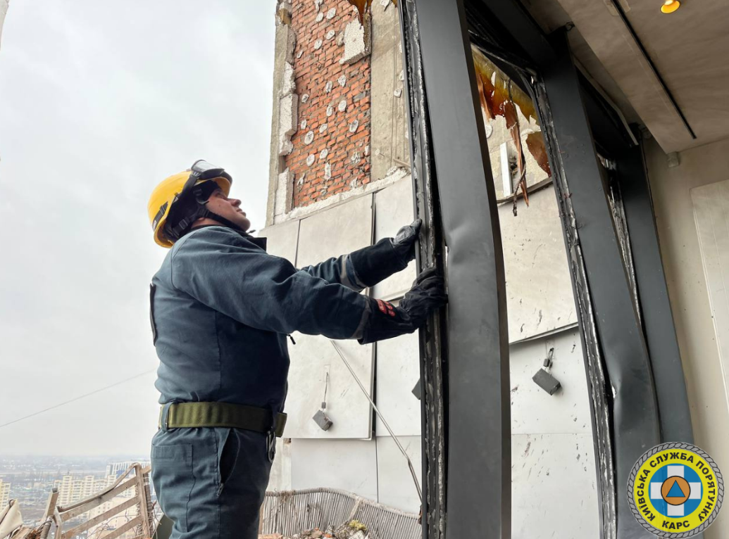 Рятувальники розібрали аварійні конструкції будинку у Солом'янському районі: фото