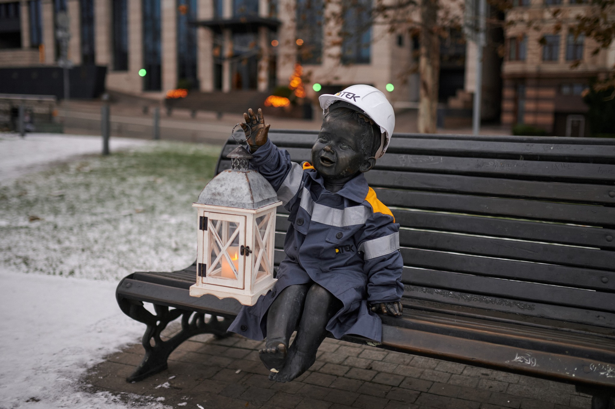 24 грудня, на Поштовій площі у Києві пам’ятник “Малюки, що пускають кораблики” переодягнули до Різдва