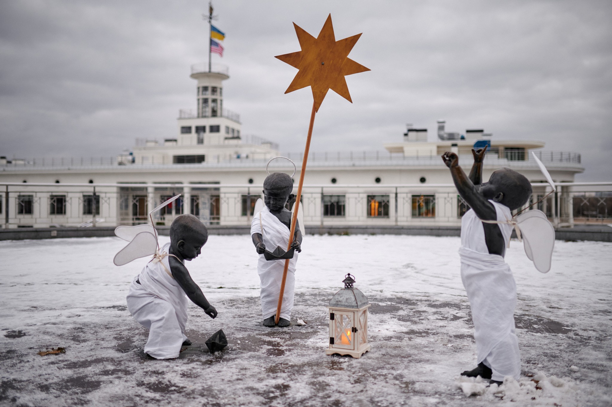 24 грудня, на Поштовій площі у Києві пам’ятник “Малюки, що пускають кораблики” переодягнули до Різдва