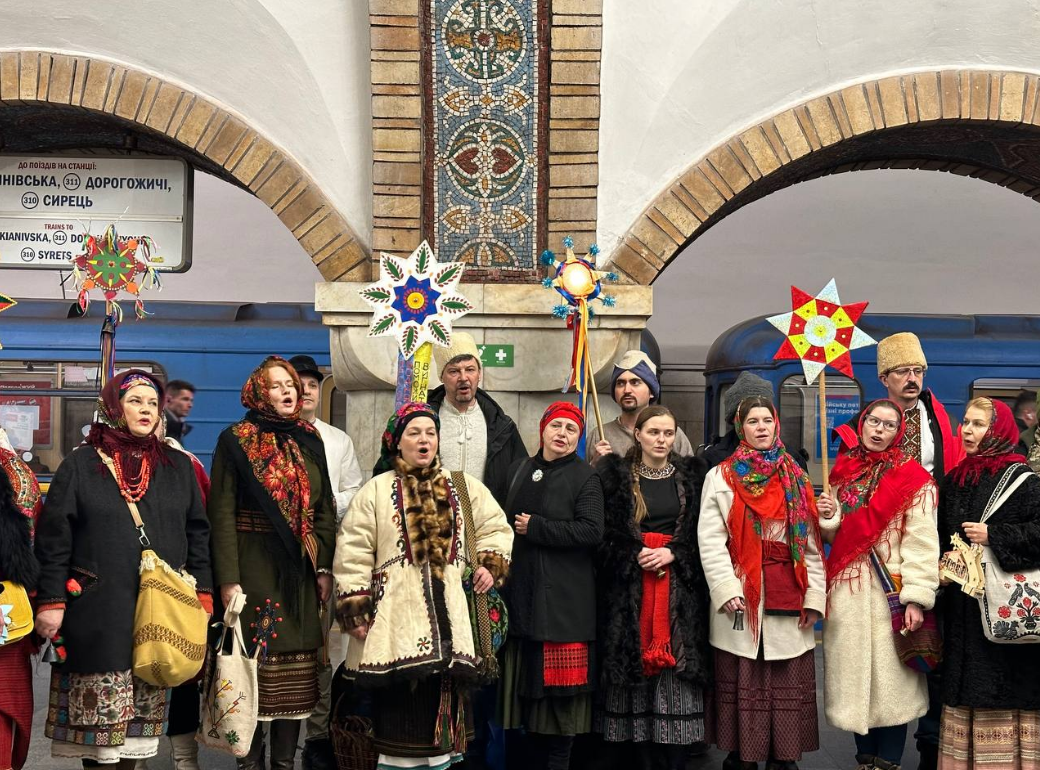 У Києві 25 грудня на станції метро Золоті ворота співали колядки: фото