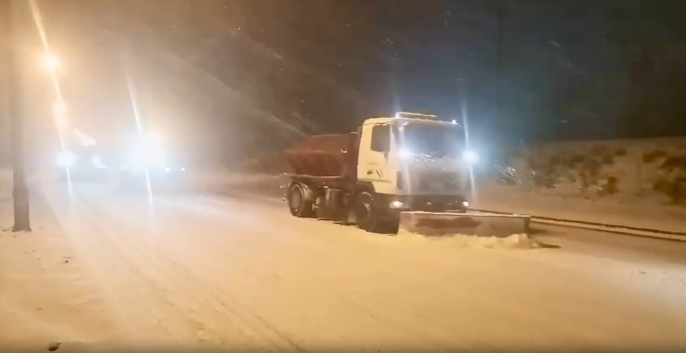 Комунальники прибирають Київ від снігу