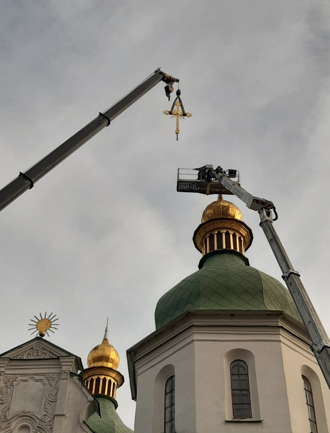 На Софійський собор до Різдва повернули відреставровані хрести: фото