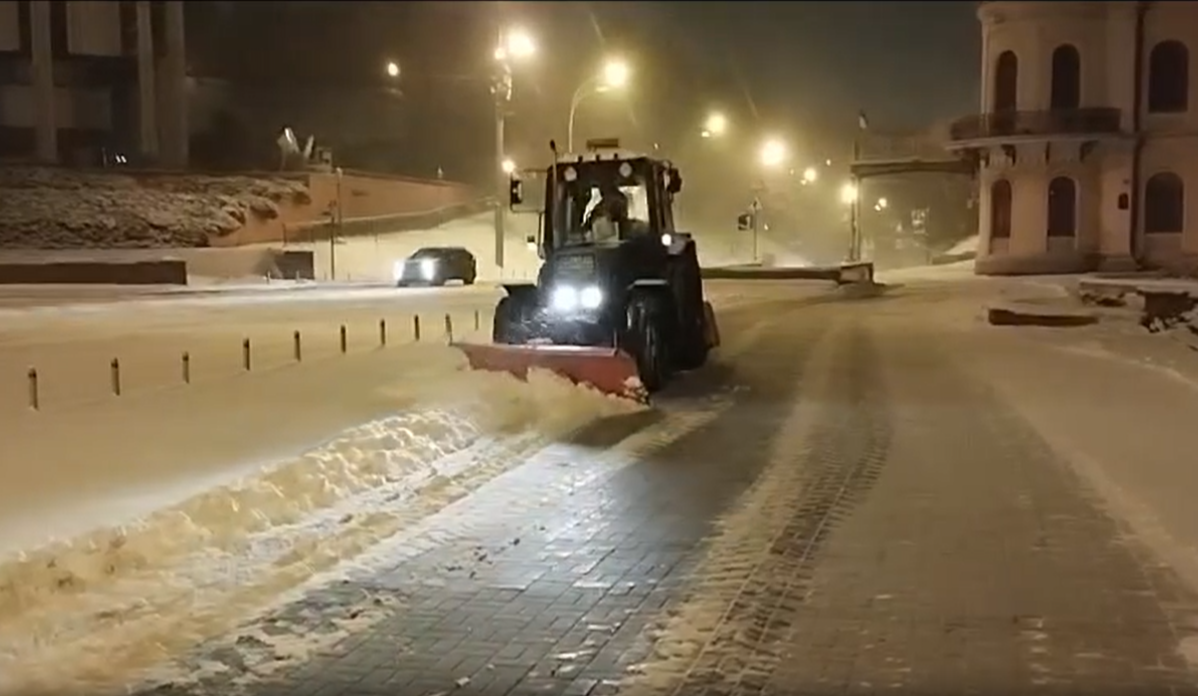 25 грудня у Києві чистять дороги від снігу