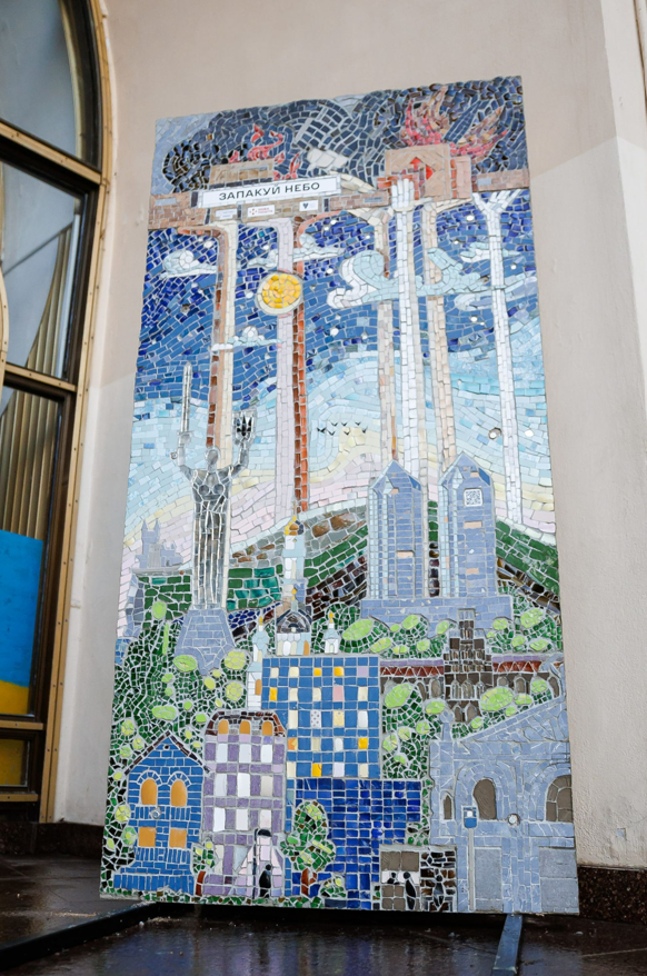 У Києві біля фунікулера встановили мозаїчне панно на честь ППО