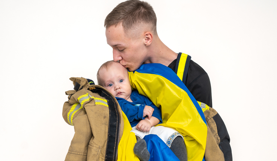 Рятувальники з Києва знялись у фотосесії з дітьми, які народились під час війни: фото