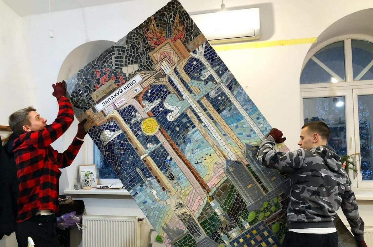 У Києві біля фунікулера встановили мозаїчне панно на честь ППО