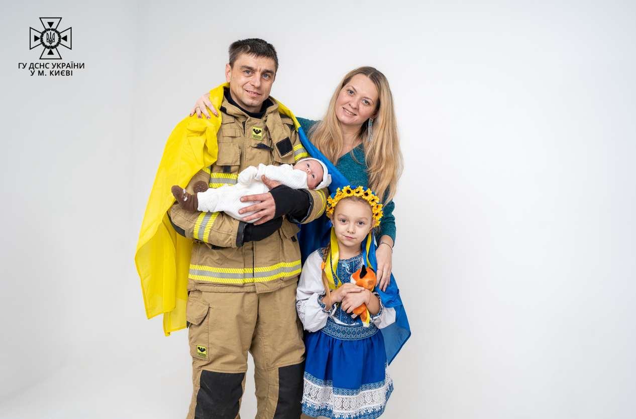 Рятувальники з Києва знялись у фотосесії з дітьми, які народились під час війни