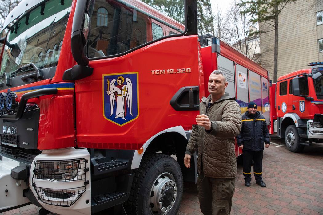 Сьогодні, 27 грудня, Київ отримав допомогу від міжнародних партнерів — від двох міст-побратимів столиця отримала нові пожежно-рятувальні автомобілі та сміттєвози