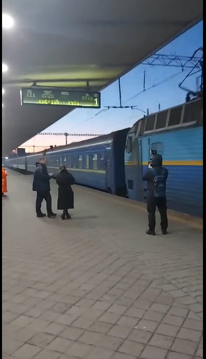 До Києва прибув потяг з Херсону, який обстріляли росіяни