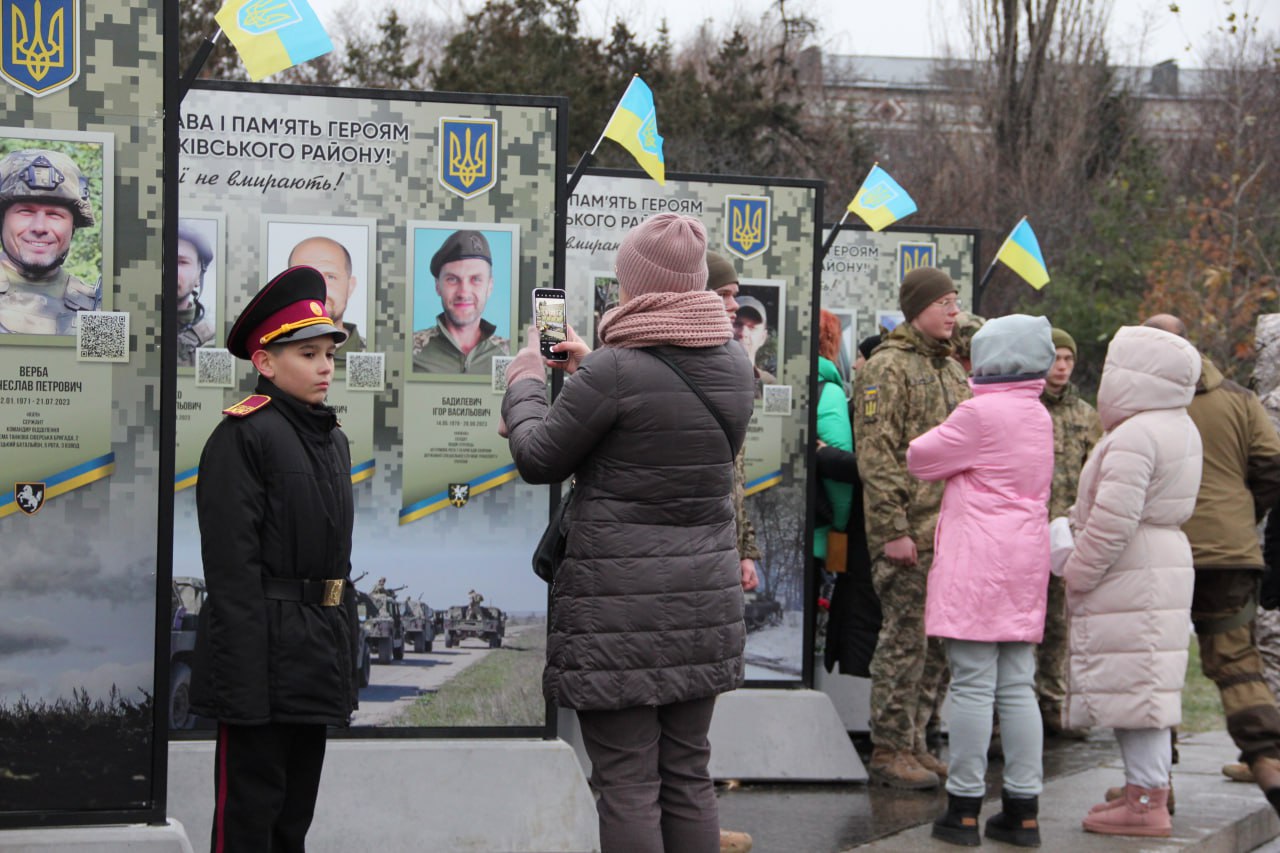 У парку “Нивки” у Києві відкрили другу чергу Алеї пам’яті героїв — захисників Шевченківського району: фото