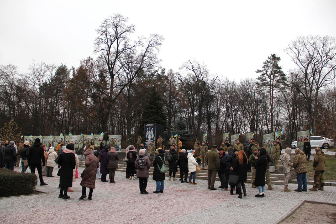 У парку “Нивки” у Києві відкрили другу чергу Алеї пам’яті героїв — захисників Шевченківського району: фото