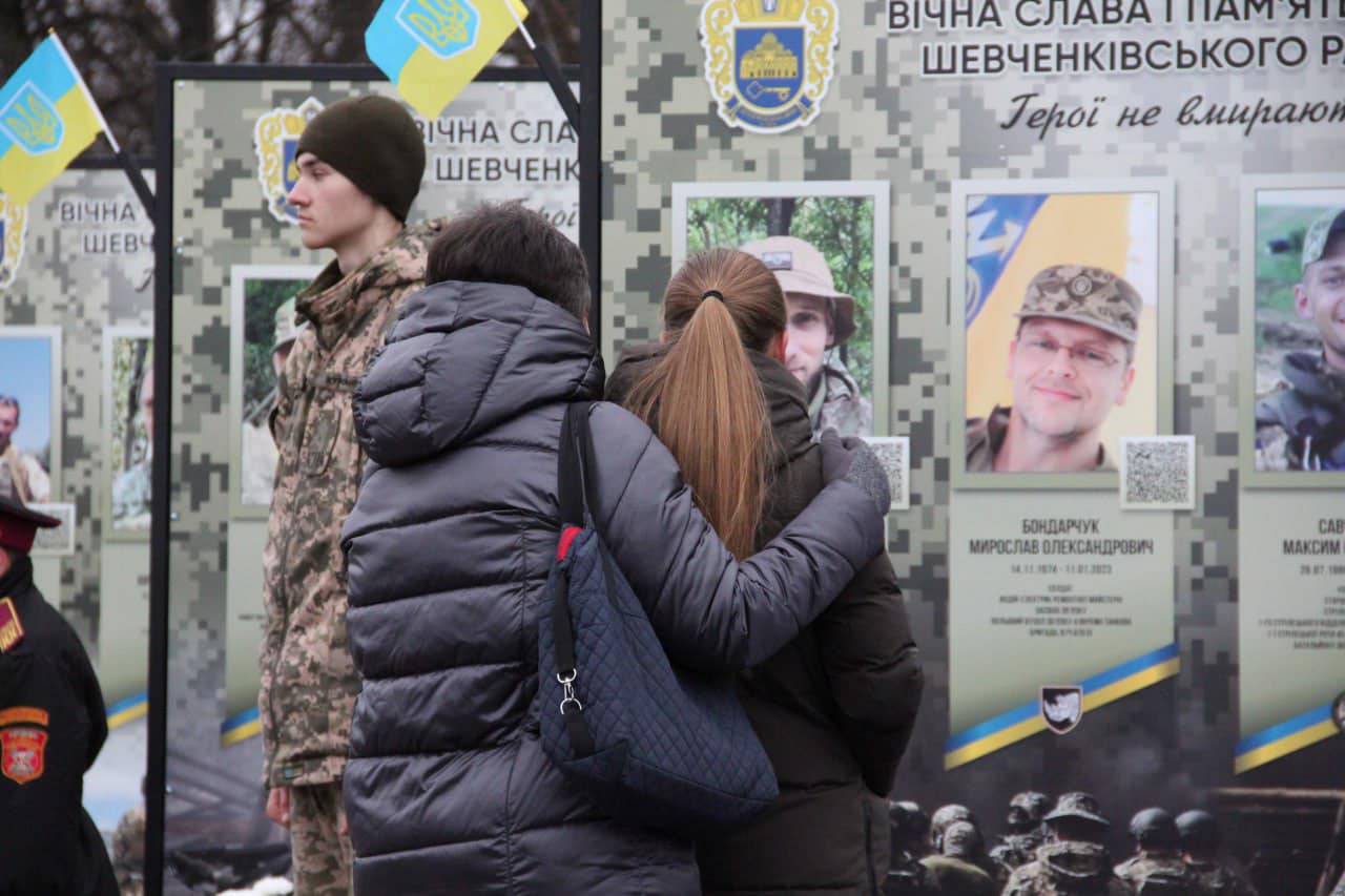 У парку “Нивки” у Києві відкрили другу чергу Алеї пам’яті героїв — захисників Шевченківського району: фото